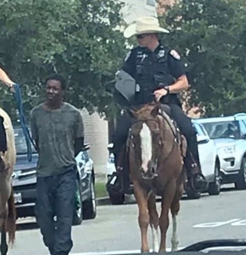ETATS-UNIS: Un homme noir traité comme un "esclave" par des policiers 19 ETATS-UNIS: Un homme noir traité comme un « esclave » par des policiers
