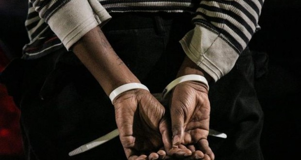 739325 arrestation d un homme noir