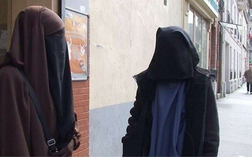 DAKAR: AFFAIRE DES DEUX JEUNES HABILLÉS EN « BURQA » 14 DAKAR: AFFAIRE DES DEUX JEUNES HABILLÉS EN « BURQA »