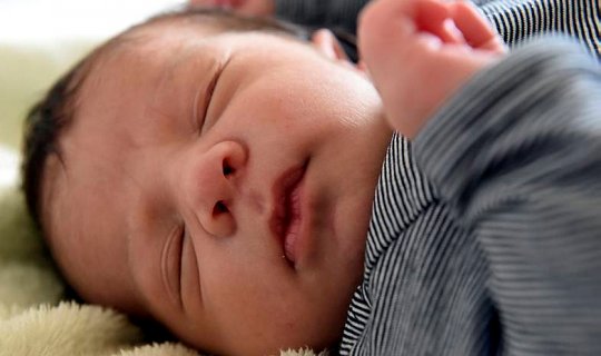 Drame : Une maman s’endort sur son bébé et l’étouffe accidentellement 1 Drame : Une maman s’endort sur son bébé et l’étouffe accidentellement