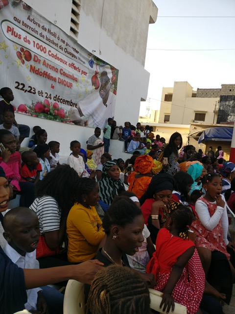 Arona Coumba Ndoffène Diouf en père Noël des enfants de la Biscuiterie 5 01 2