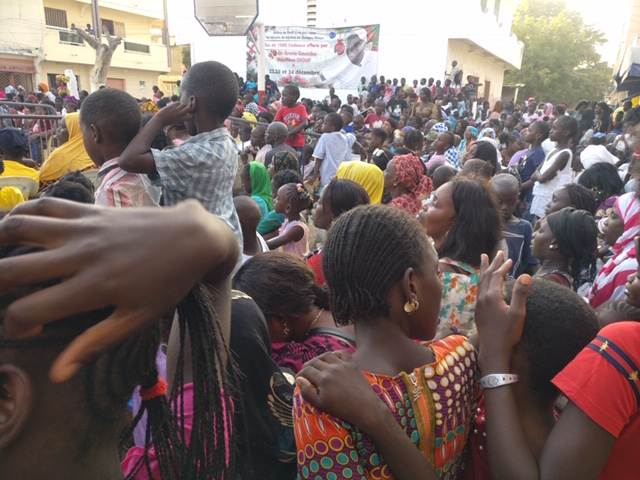 Arona Coumba Ndoffène Diouf en père Noël des enfants de la Biscuiterie 4 01 3