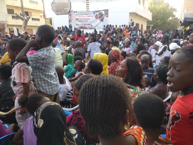 Arona Coumba Ndoffène Diouf en père Noël des enfants de la Biscuiterie 3 01 4