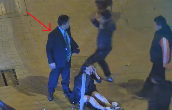 Vidéo-Il frappe sa femme...les passants le battent copieusement 25 Vidéo-Il frappe sa femme…les passants le battent copieusement