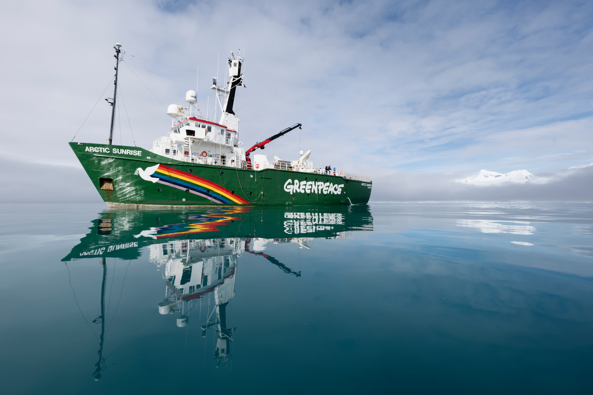 Greenpeace. Лодка Гринпис. Катер Гринпис. Дело Arctic Sunrise. Флот Гринпис