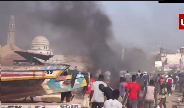 pêcheurs policiers mbour e1680536081392