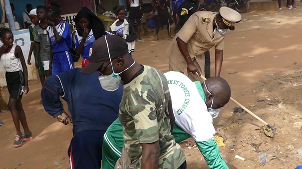 Bignona: Journée nationale du nettoiement... le Préfet sur le terrain 21 Bignona: Journée nationale du nettoiement… le Préfet sur le terrain