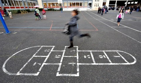 Il agresse les jeunes filles ado juste pour...rigoler 1 école