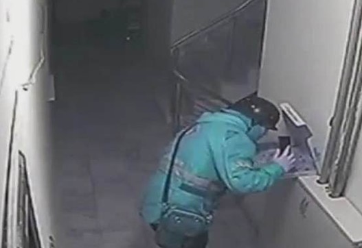 livreur pizza crache