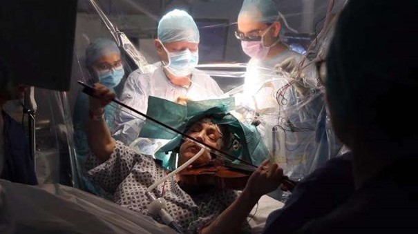 violoniste joue pendant opération