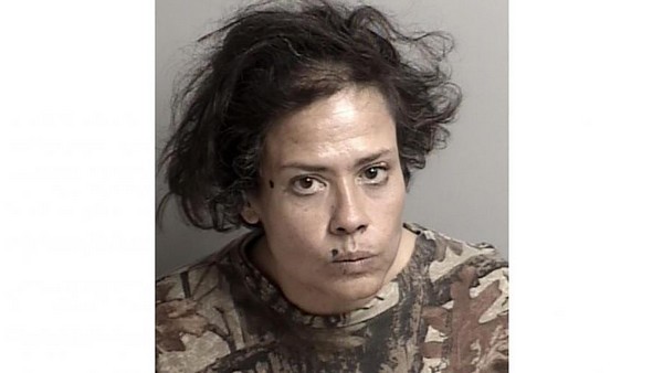 femme lèche produit