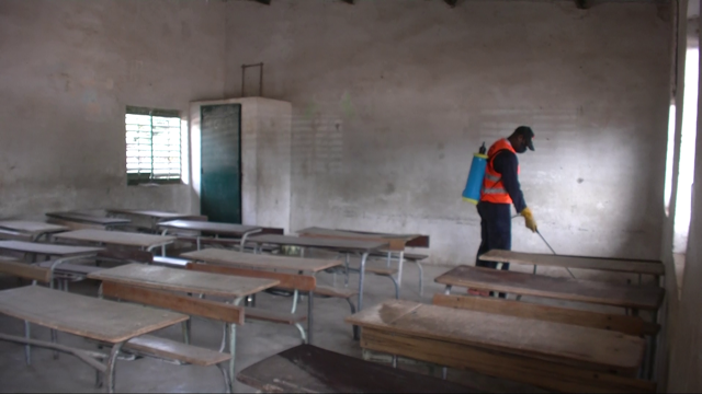 Ziguinchor : Le Maire lance les opérations de désinfection des établissements scolaires 4 2020 05 22 14h41m43s140