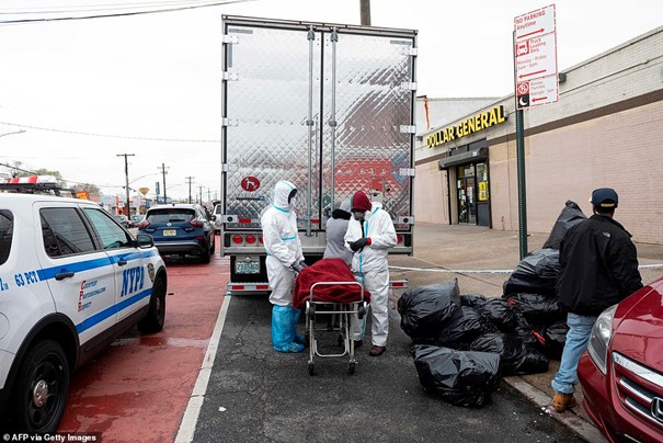 Coronavirus : 100 corps en décomposition retrouvés dans des camions (photos) 1 corps usa camion 1