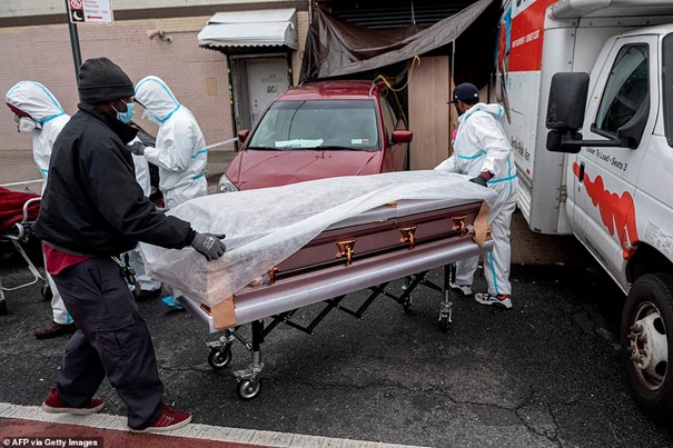 Coronavirus : 100 corps en décomposition retrouvés dans des camions (photos) 4 corps usa camion 4