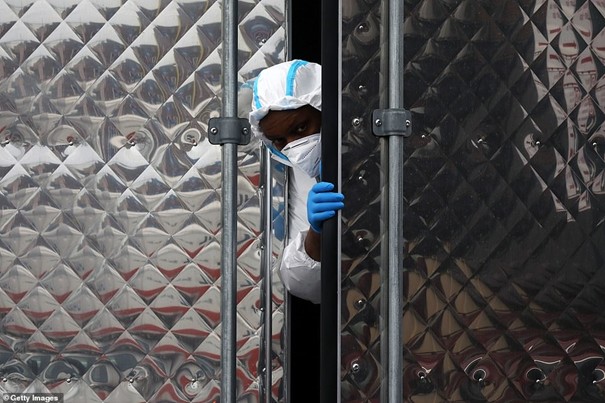 Coronavirus : 100 corps en décomposition retrouvés dans des camions (photos) 3 corps usa camion 5