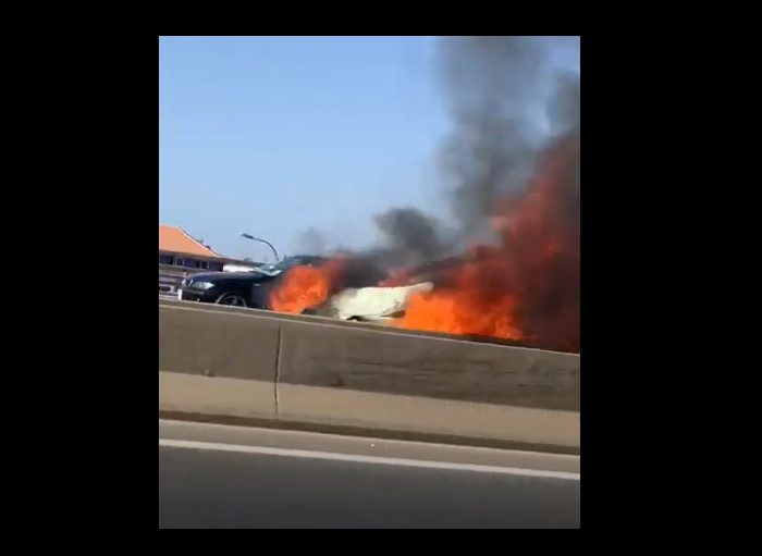 voiture feu autoroute