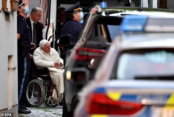 Voici le Pape Benoît XVI à la...retraite (photos) 1 pape
