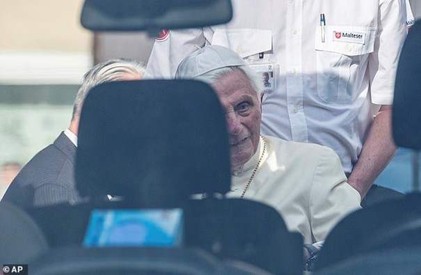 Voici le Pape Benoît XVI à la...retraite (photos) 2 pape