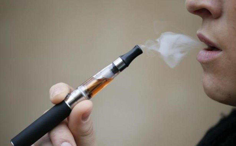 1Sa cigarette électronique explose dans sa bouche…Regardez