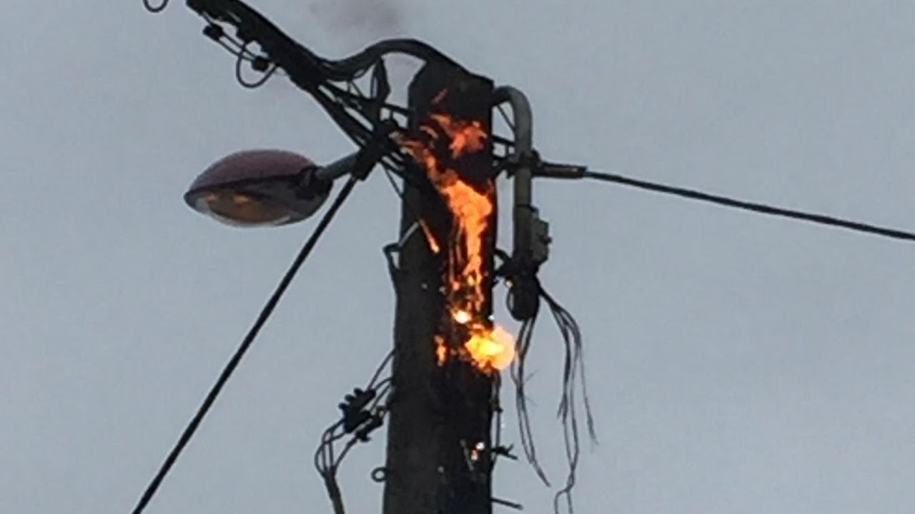 Proximité Poteaux électriqueshabitations La Senelec avertie...