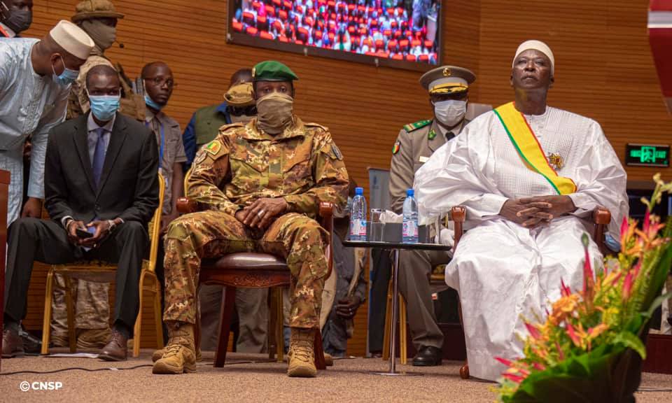 Mali : Le Colonel Bah N’Daw et Assimi Goïta officiellement installés ! 22 Mali : Le Colonel Bah N’Daw et Assimi Goïta officiellement installés !