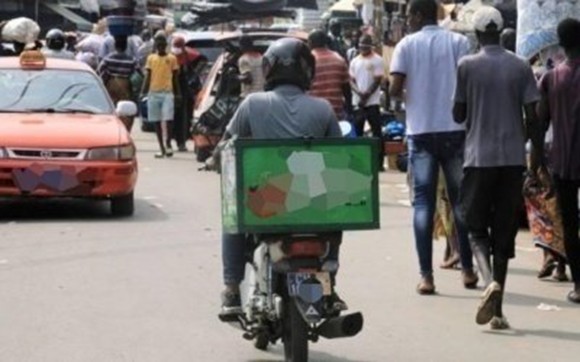 Abidjan : deux femmes piquent une crise de « djinn » en pleine rue 1 femme