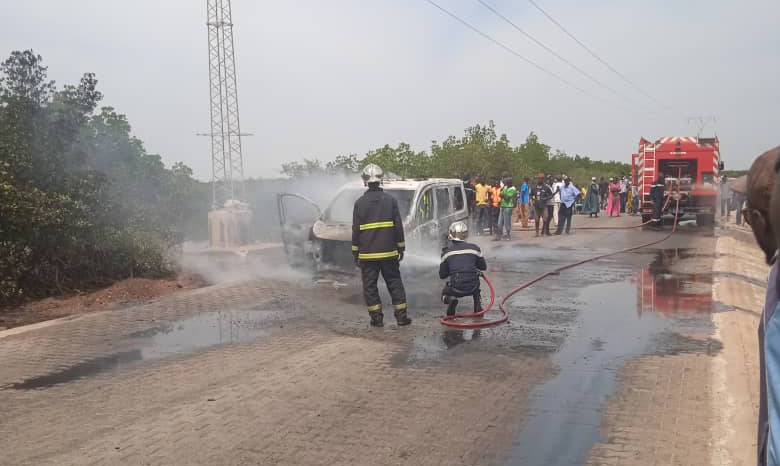 Bignona : L'ambulance offerte par l'arbitre Malang Diedhiou prend feu 16 Bignona : L’ambulance offerte par l’arbitre Malang Diedhiou prend feu