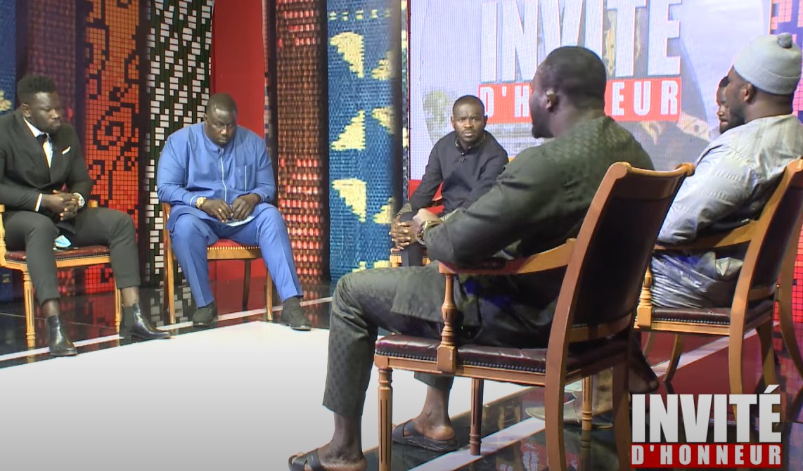 Les lutteurs terrassent le président Macky Sall 1 luteurs