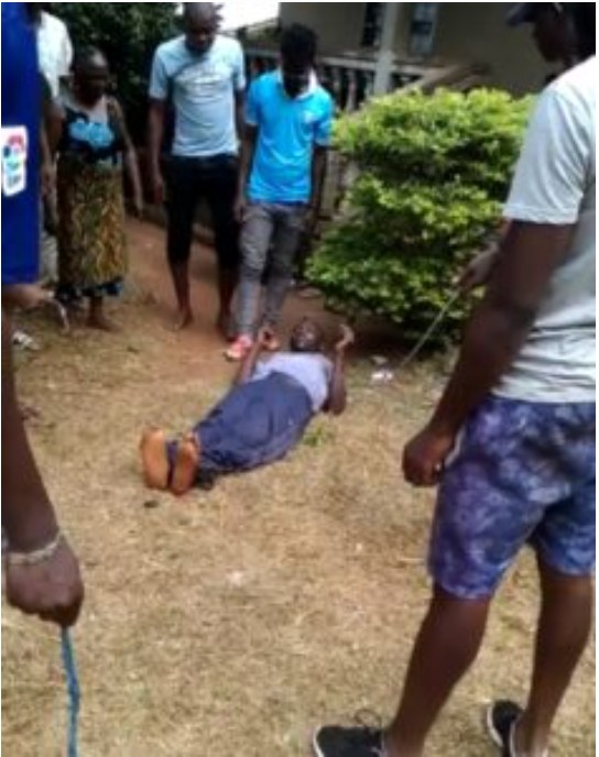 Il frappe sa mère...les jeunes du quartier le bastonnent 1 mère