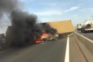 Un camion prend feu sur le péage...le trafic perturbé (images) 1 221772399587 status 212d523e93ed4beeb51b21b96040528a e1626175951423