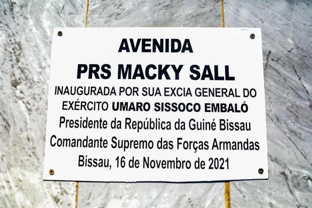 Macky honoré en Guinée Bissau...une rue porte son nom 2 Macky Avenue
