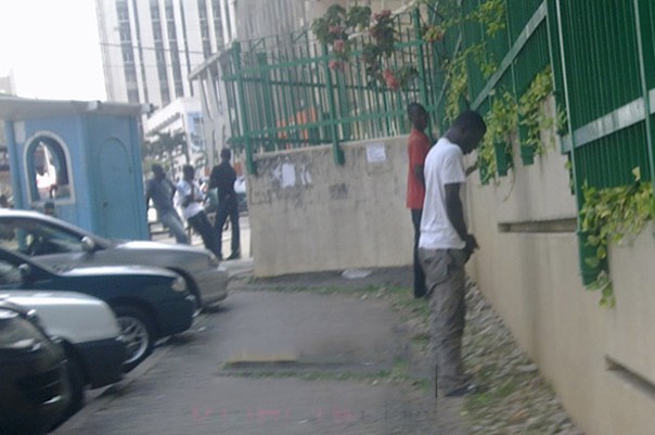 Alerte ! un danger guette les hommes qui font pipi debout 1 pipi