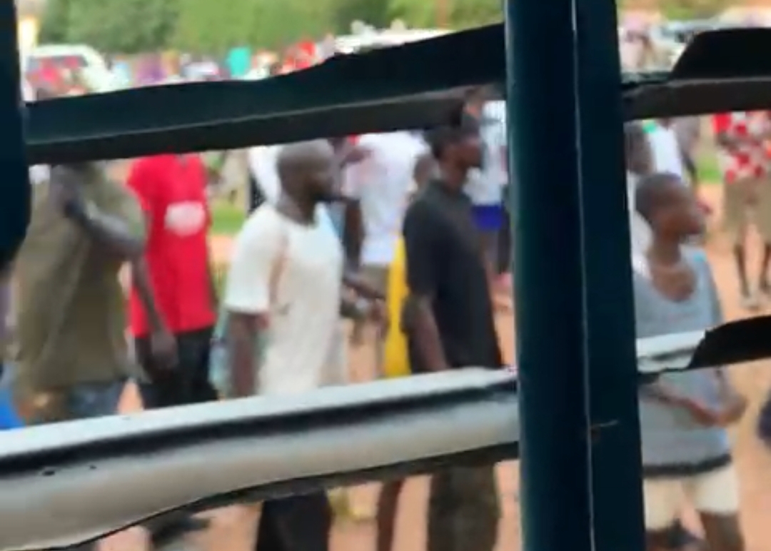 Bignona : Le siège de Benno attaqué par les hommes de sonko...des blessés dont des femmes 9 Bignona : Le siège de Benno attaqué par les hommes de sonko…des blessés dont des femmes