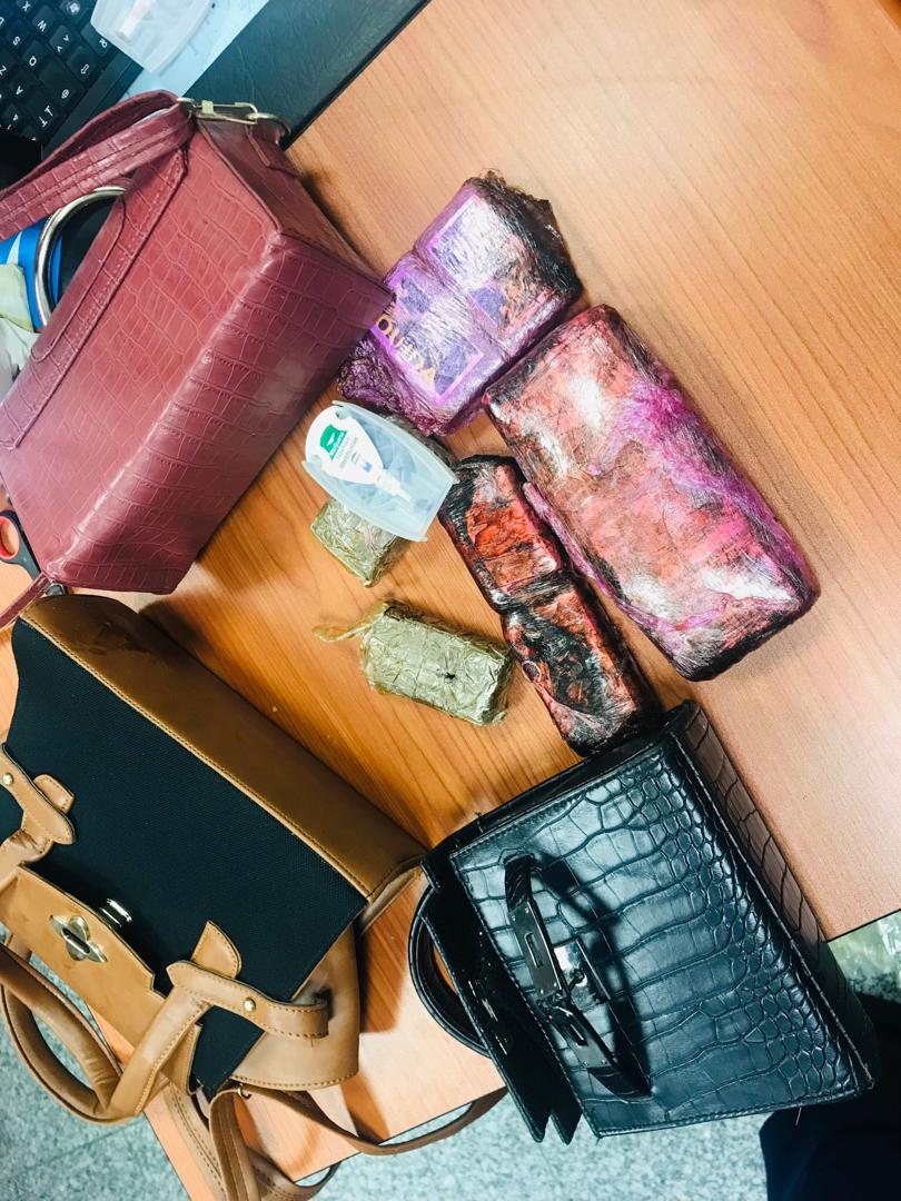 AIBD : La cellule anti-trafic intercepte 10 plaquettes de hachis (images) 3 IMG 20221030 WA0013