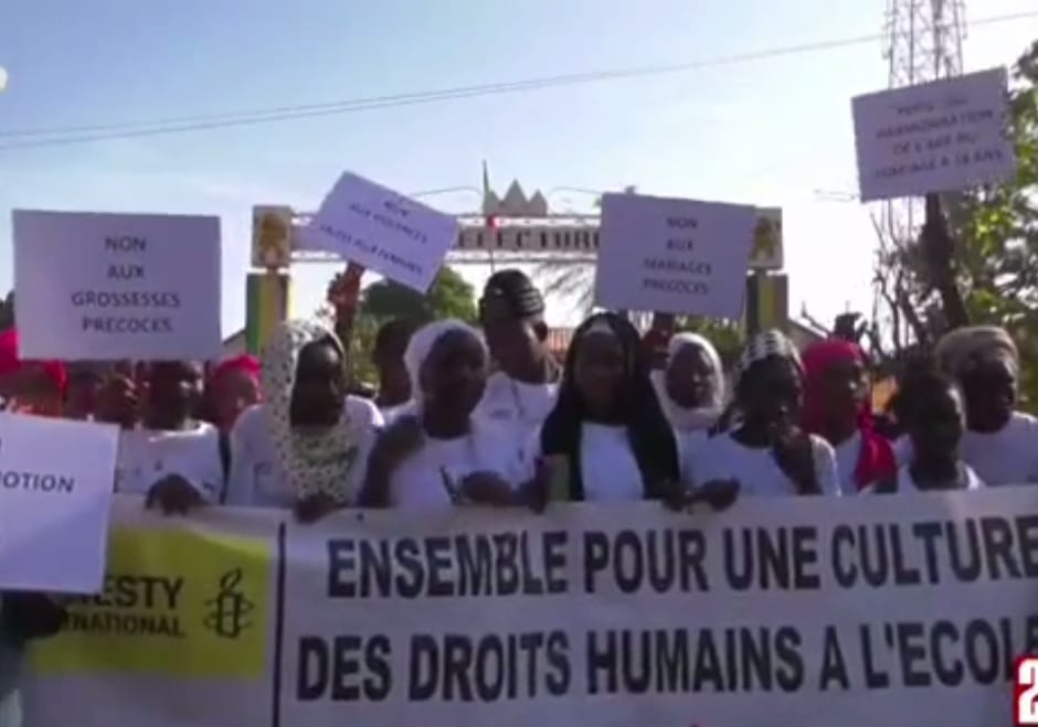 Bignona : Les élèves marchent contre les violences faites aux filles 21 Bignona : Les élèves marchent contre les violences faites aux filles