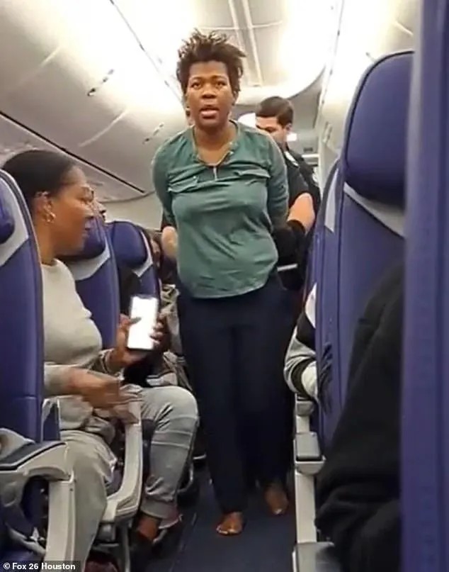 Elle veut ouvrir les portes de l'avion en plein vol...sur ordre de Jésus 1 avion