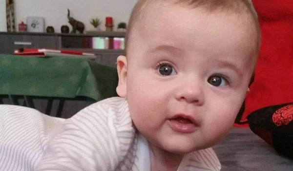 La nounou secoue à mort ce bébé de 8 mois 1 nounou