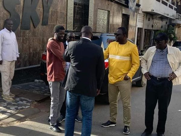 Manifs du 16 mars : Les leaders de Yewwi rendent visite aux personnes arrêtées 10 Manifs du 16 mars : Les leaders de Yewwi rendent visite aux personnes arrêtées