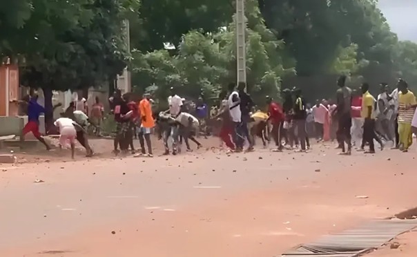 Côte d’Ivoire : un policier tue un conducteur de moto…Le commissariat attaqué 1 conducteur