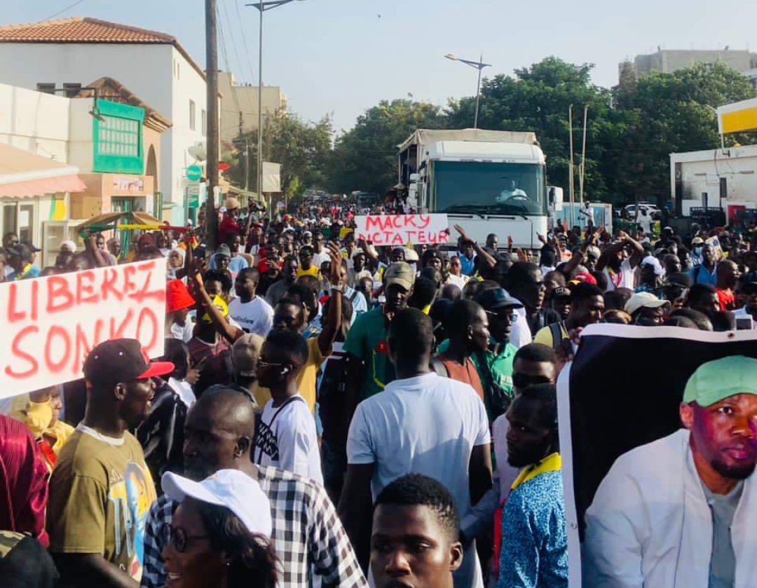 Ça chauffe à Paris pour Macky Sall…Son poste menacé, les ONG et la presse s’en mêlent 2 macky