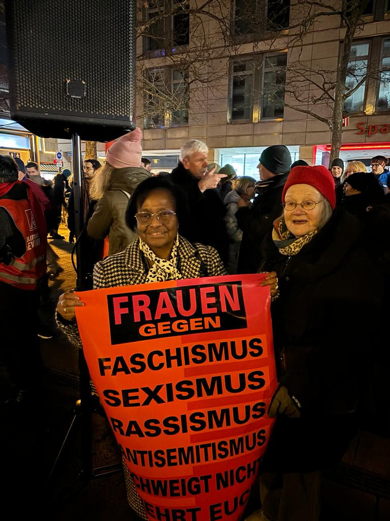 L'Allemagne se mobilise contre l'extrême droite 3 Erlangen PHF avec Gudrun Bussmann ex conseillere municipale