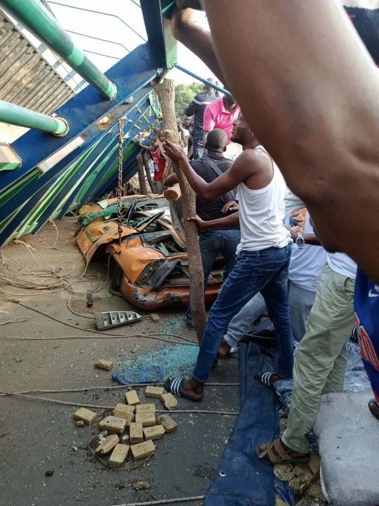 Côte d'Ivoire : un camion fou écrase un taxi et ses occupants 1 camion