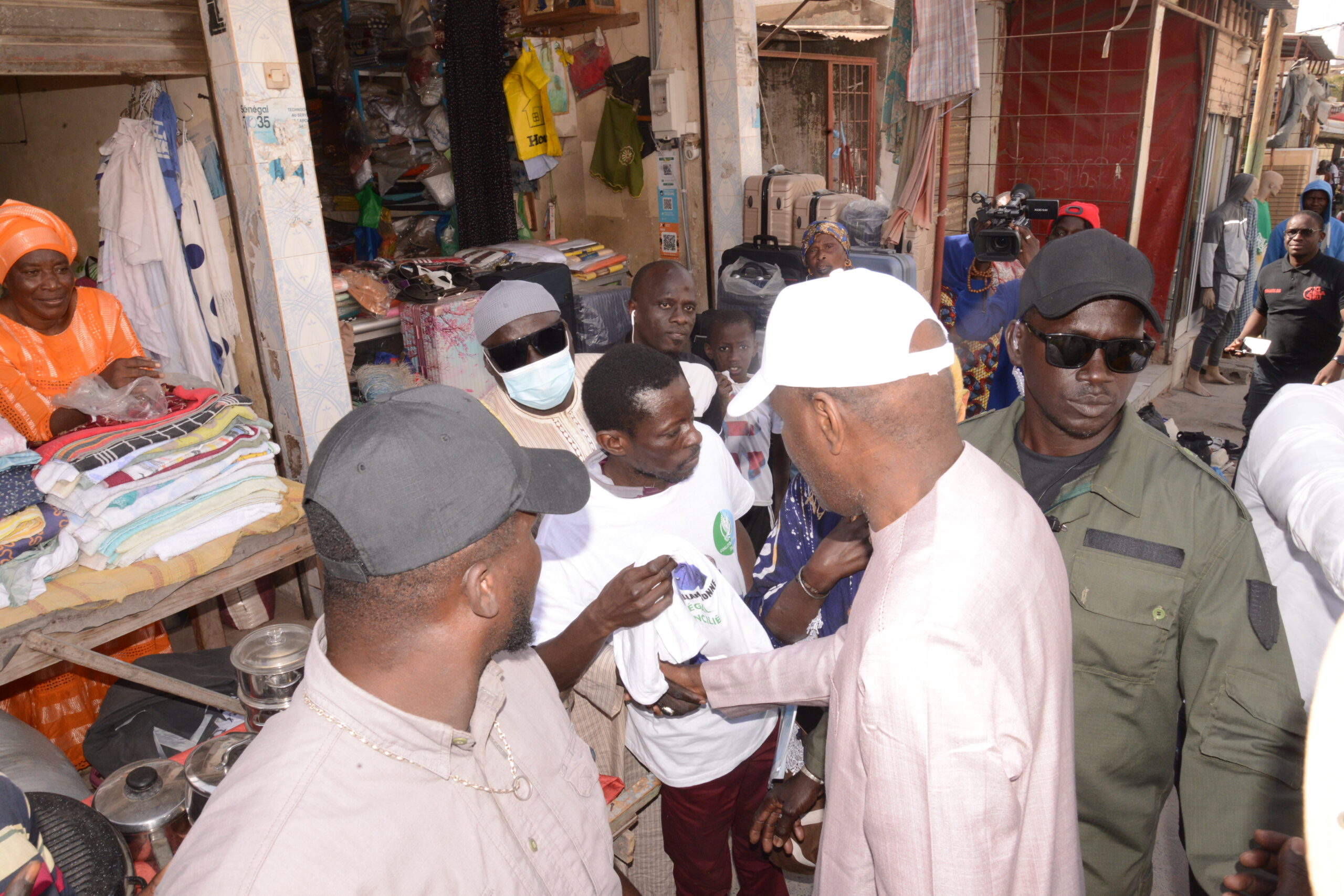 Campagne : La coalition Dionne 2024 à l'écoute des commerçants du marché de l'Unité 11 4 DSC 6601 scaled