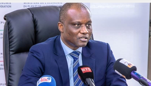 Abdourahmane Sarr appelle à clarifier les « dettes cachées » et à refonder les structures économiques 5 Abdourahmane Sarr appelle à clarifier les « dettes cachées » et à refonder les structures économiques