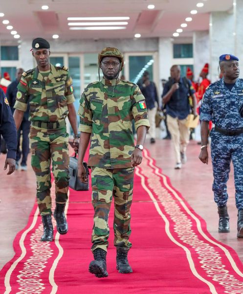 Inondations et mines : Diomaye se rend à Kédougou en tenue militaire 2 463832629 962877785873794 7823359508416189649 n
