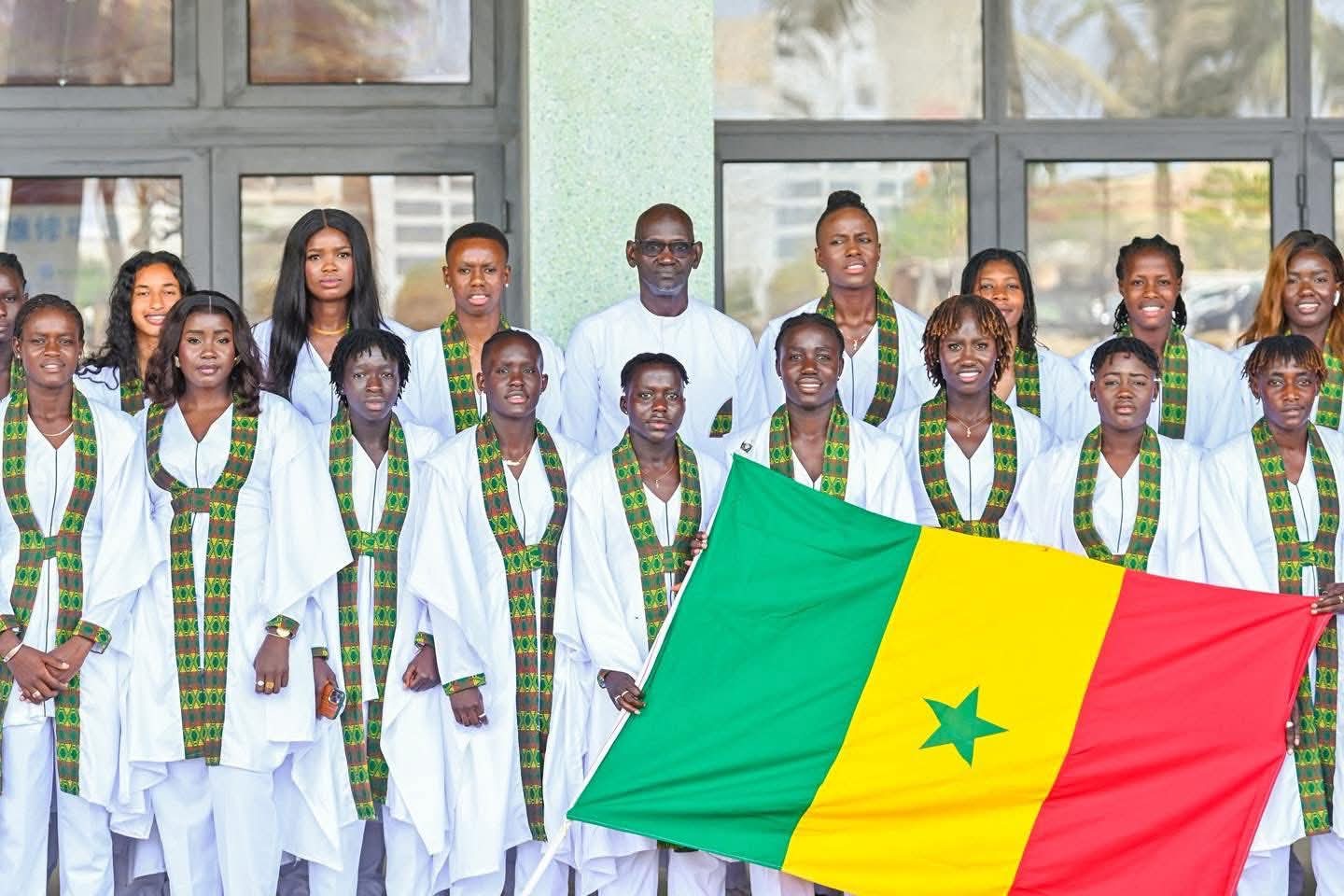 CAN féminine 2025 : Les Lionnes du Sénégal reçoivent le drapeau national 5 FB IMG 1750793329046