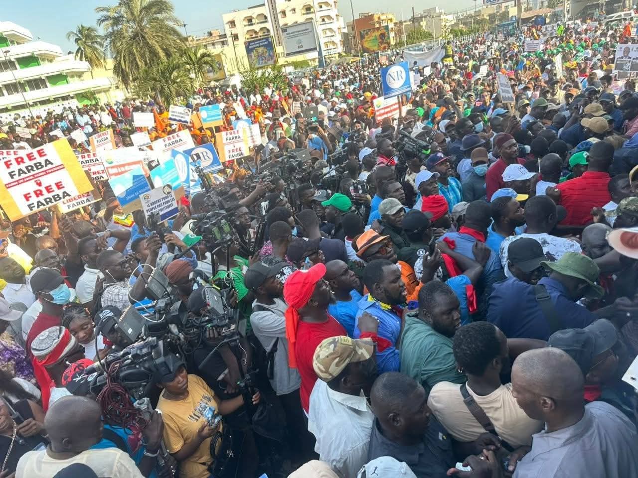 La contestation monte...Pastef pris en tenaille entre l'opposition et la presse 3 FB IMG 1761939204843