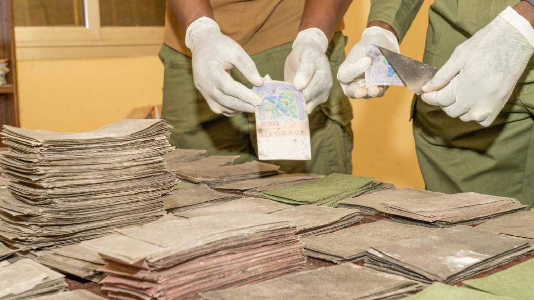 Plus d’un milliard de francs CFA en billets noirs saisis par les Douanes 1 Douae