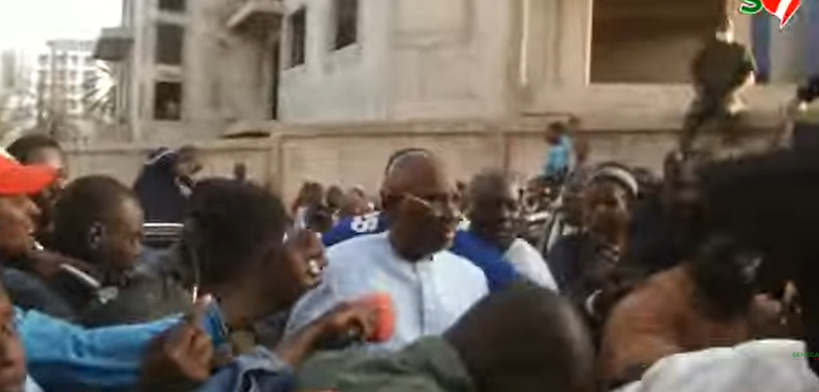 Farba Ngom accueilli en triomphe à son domicile (vidéo)