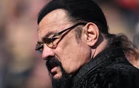 Steven Seagal cité dans un vaste réseau de contrebande d’armes de guerre